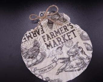 Plato de baratijas del mercado de agricultores