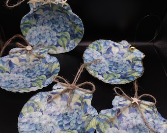 Adornos de concha de vieira de hortensia azul