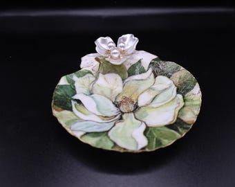 Plato de baratijas de magnolia blanca