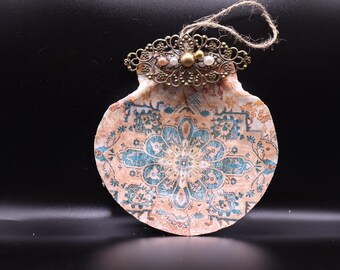 Adorno de concha de vieira Namaste con metal y cuentas