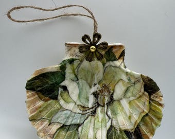 Adorno de magnolia blanca con adornos