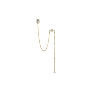 Pode incluir: Um brinco de corrente de ouro com um diamante em forma de pêra no topo e um diamante redondo na corrente. A corrente está presa a um poste de ouro.