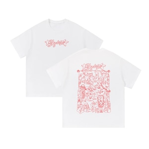 Könnte beinhalten: Weiße T-Shirts mit roten Grafikdesigns. Ein Shirt zeigt das Wort "Problems" in einer Schriftart mit Stern, während das andere eine detaillierte rote Illustration auf der Rückseite hat. Die Shirts sind kurzärmelig.