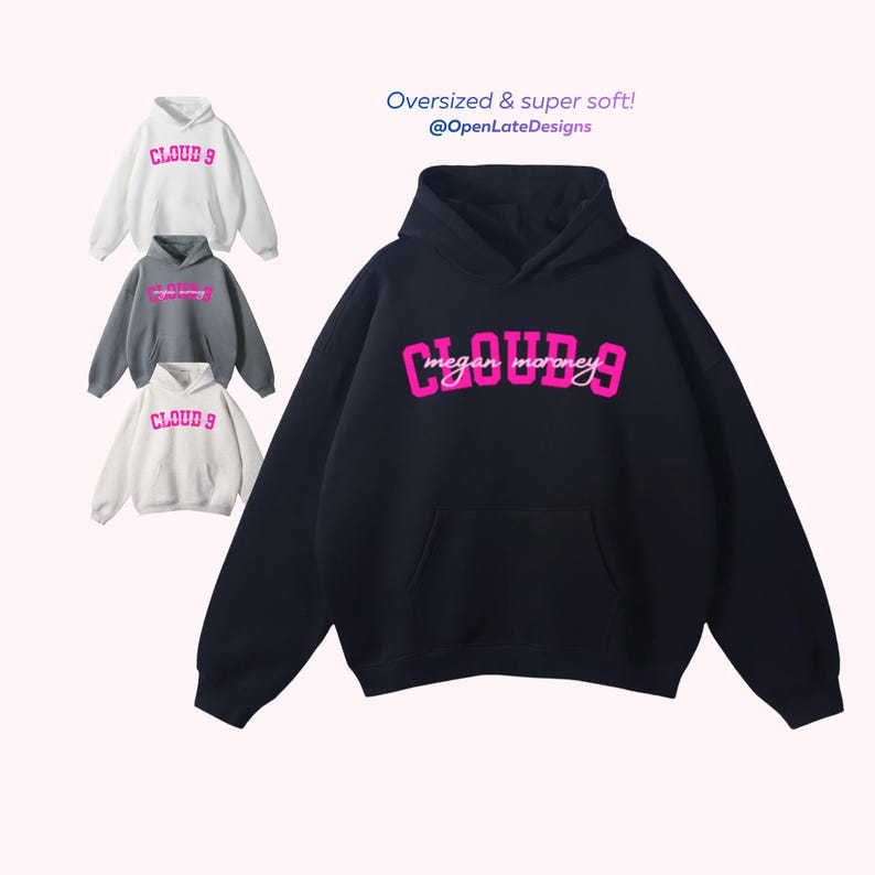 K&ouml;nnte beinhalten: Ein schwarzer Kapuzenpullover mit einem rosa "CLOUD 9"-Schriftzug und dem Namen "megan moroney" in Schreibschrift. Drei weitere Kapuzenpullover in Wei&szlig; und Grau sind abgebildet. Der Text "Oversized & super soft! @OpenLateDesigns" ist ebenfalls sichtbar.
