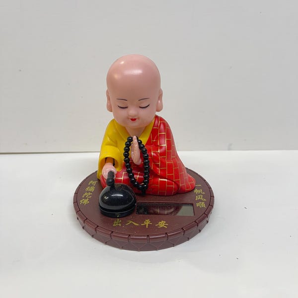 Estatueta de monge rezando movida a energia solar, amuleto budista da sorte para decoração de carro.