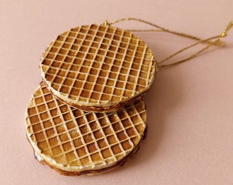 Stroopwaffle ornament - Dutch gift - air dry clay decoration - syrup waffle ornament