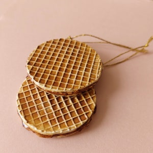 Stroopwaffle ornament - Dutch gift - air dry clay decoration - syrup waffle ornament