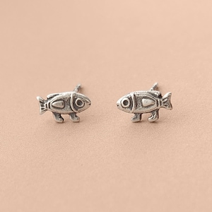 Örhängen i sterlingsilver med vandringsfisk: Oxiderat 925 silver