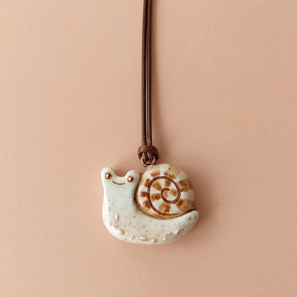 Collier d’escargot amusant - Charme de limace drôle - Pendentif d’escargot en argile - Charme d’argile sèche à l’air