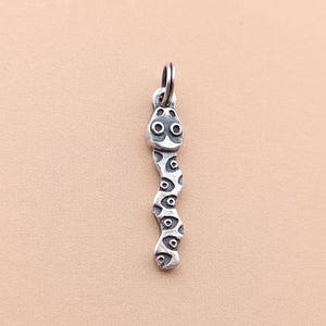 スターリングシルバーのスネークペンダント - 風変わりな中世の魅力