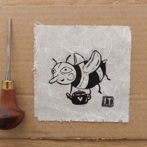 Miele e tè - Ape in linoleografia - Ape e teiera stampate a mano