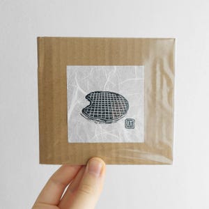 小さなストロープワッフルのリノカット版画 - 手刷りのシロップワッフルのイラスト - オランダのギフト