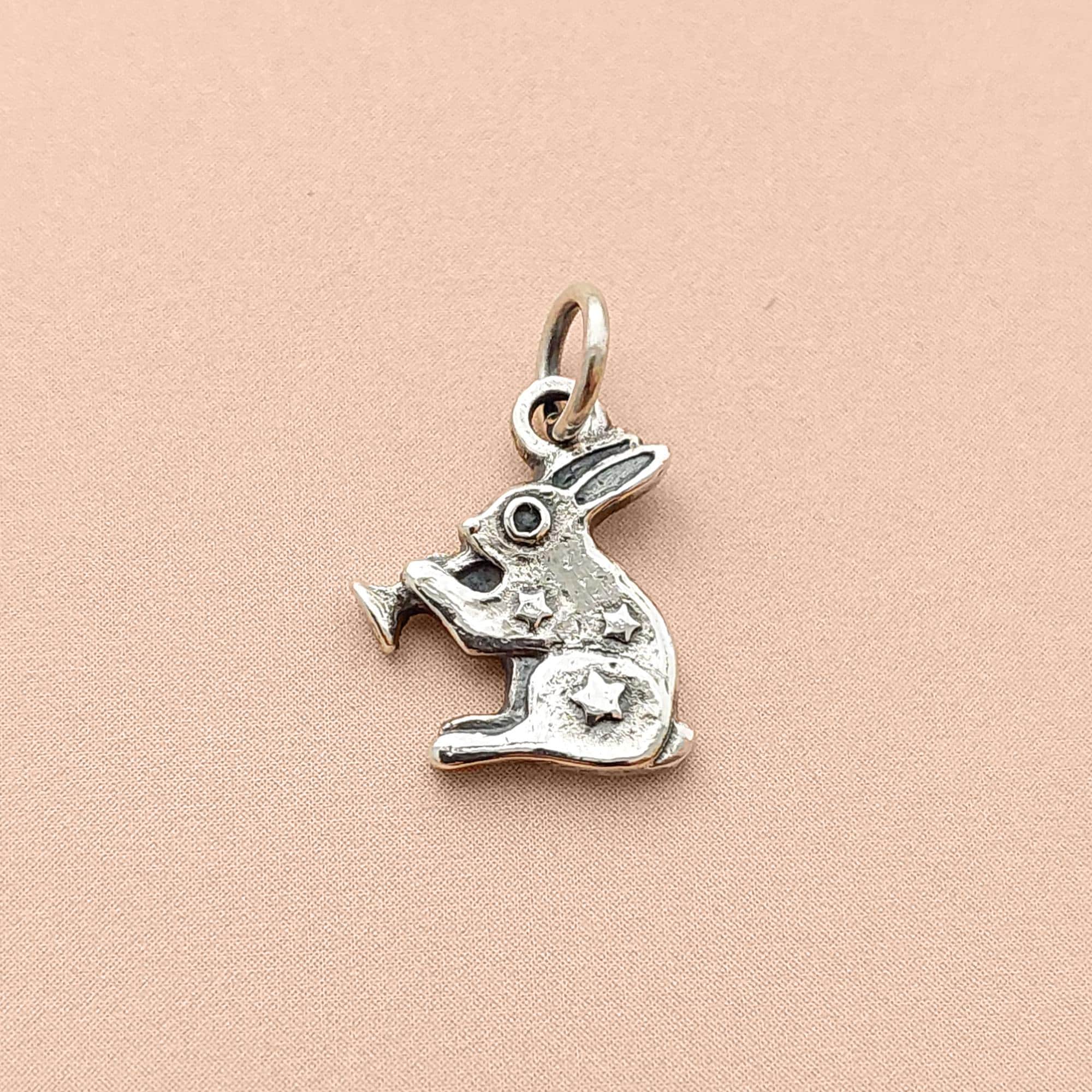 Collana con ciondolo ametista e lepre che osserva la luna