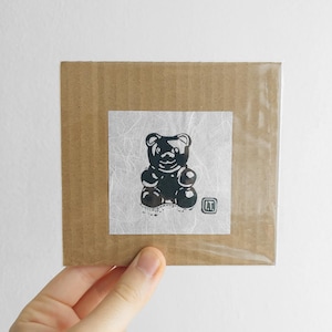 小さなグミベアのリノカット版画 - 手刷りのキャンディイラスト