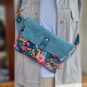 Bauchtasche, Hüfttasche, Crossbody Bag, Damen Hip Bag aus tollem Cord in petrol, Blumen und Lederakzenten, sowie Gurtband zum Wechseln