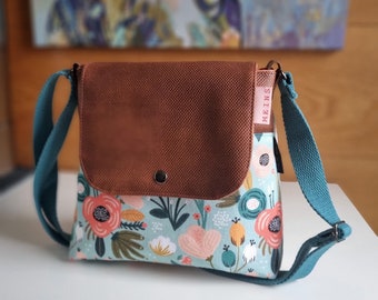 Kleine Handtasche mit Blumen, kleine Tasche türkis, Umhängetasche Blumen, Schultertasche, Abendliebe mini Blumen und braunes Kunstleder