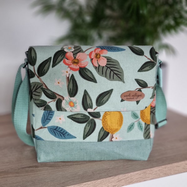 Umhängetasche für Damen aus beschichtetem Leinen und Blumen in mint, praktische Handtasche für Damen, Schultertasche mit Klappe