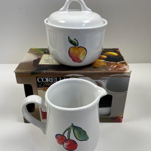 Zuccheriera in gres con coperchio e lattiera in coordinato Corning Corelle Fruit Basket Pattern - Mela, Ciliegie - Vintage