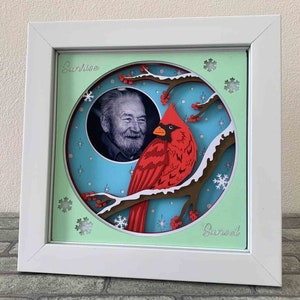 3D Cardinal Memorial SVG - Kardynał męski/ Spersonalizowany Memorial Shadow Box/ Kardynał na drzewie na Boże Narodzenie/ Pamiątkowy 3D SVG/ Projekt 3D Cricut