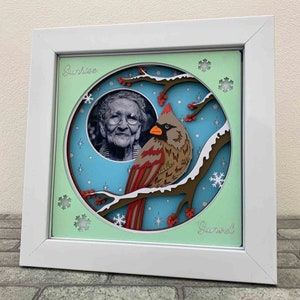 Memorial de cardenal 3D SVG - Cardenal hembra / Caja de sombras conmemorativa personalizada / Cardenal en árbol de Navidad / Memorial 3D SVG / Proyecto Cricut 3D