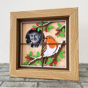 Spersonalizuj Robin Memorial Shadow Box SVG / Robin At Window Shadow Box / 3D Robin Christmas Memorial / Do projektu Cricut / Do sylwetki