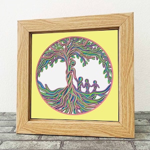 Könnte beinhalten: Ein gerahmtes Kunstwerk mit einer bunten Papierschnitt-Darstellung eines Lebensbaums, vor dem eine vierköpfige Familie steht. Der Baum hat einen rosafarbenen Stamm, grüne Blätter und blaue und violette Wurzeln. Der Hintergrund ist hellgelb.