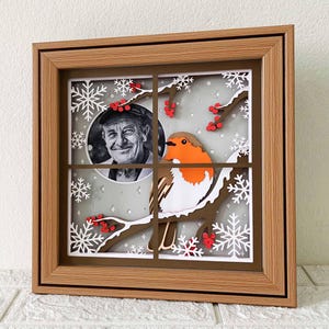 Personalisieren Sie Rotkehlchen Gedenken Schatten Box SVG / Rotkehlchen Am Fenster Schatten Box / 3D Rotkehlchen Weihnachtsdenmal / Für Cricut Projekt / Für Silhouette