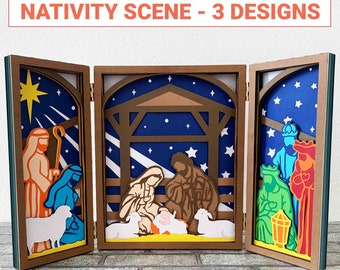 Può includere: Una scena della natività in legno a tre pannelli con sfondo blu e marrone. Il pannello centrale mostra il bambino Gesù, Maria e Giuseppe. Il pannello sinistro mostra un pastore con un bastone e una pecora. Il pannello destro mostra i tre re magi.