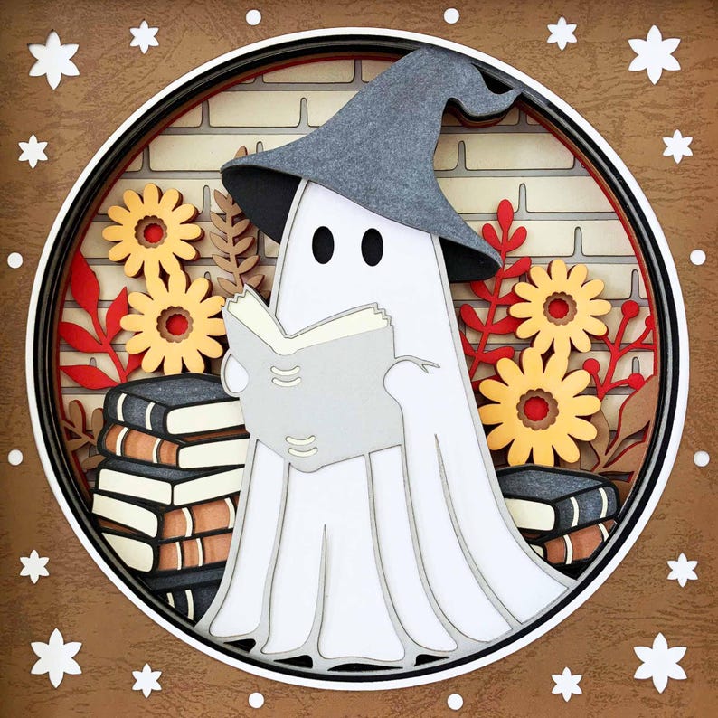 Op de afbeelding: Een witte geest met een grijze heksenhoed leest een boek. De geest wordt omringd door bloemen en stapels boeken. De achtergrond is een bruin houten oppervlak met witte sterren.