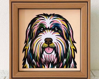 Puede incluir: Una obra de arte en papel enmarcada de un perro con papel en capas de colores. El perro es blanco con ojos negros y una lengua rosa. El fondo es de color melocotón claro.