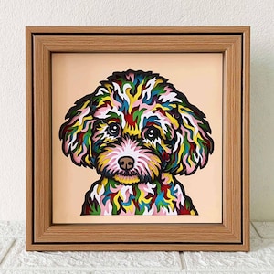 Może przedstawiać: Ramka z papierową grafiką przedstawiającą kolorowego pudla na różowym, białym i żółtym tle. Futro psa wykonane jest z warstw papieru w odcieniach różowego, niebieskiego, zielonego, żółtego i czerwonego.