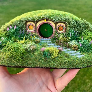 Hobbithuis - Bilbohuis met verlichting | Hobbiton | Je eigen Bag End - een miniatuur vol details | Cadeau voor een fantasyboekliefhebber