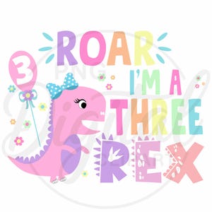 Könnte beinhalten: Ein farbenfrohes Grafikdesign mit einem rosa Dinosaurier mit blauer Schleife, der einen Ballon mit der Zahl 3 hält. Der Text lautet "ROAR I'M A THREE REX" in Pastellfarben, mit floralen Akzenten.