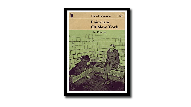 Peut inclure: Une pochette d'album de style vintage pour l'album "Fairytale of New York" des Pogues. La pochette pr&eacute;sente une photo en noir et blanc de deux hommes assis dans une pi&egrave;ce faiblement &eacute;clair&eacute;e. Le titre de l'album est imprim&eacute; en blanc gras sur un fond jaune.