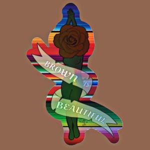 Puede incluir: Una pegatina con un fondo colorido y una mujer con una rosa como cabeza. La mujer está de pie con los brazos en alto y el texto "BROWN IS BEAUTIFUL" está escrito en una cinta alrededor de ella.