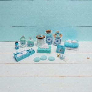 Articles de toilette miniatures pour maison de poupée, parfum « Bleuet » - échelle 1/12.
