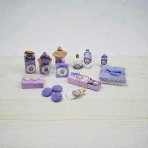 Artículos de aseo para casa de muñecas en miniatura con fragancia "Iris" - escala 1/12