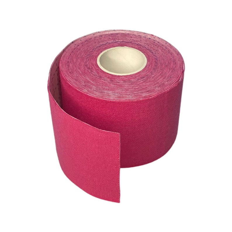 Puede incluir: Un rollo de cinta atl&eacute;tica rosa, un tipo de cinta kinesiol&oacute;gica utilizada para el apoyo muscular y la prevenci&oacute;n de lesiones.