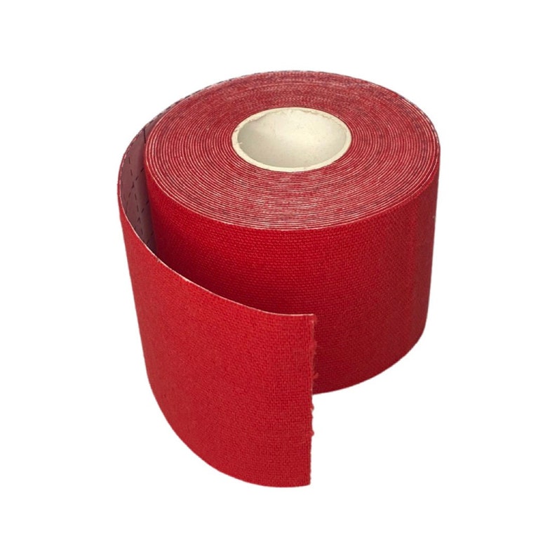Puede incluir: Un rollo de cinta atl&eacute;tica roja, un tipo de cinta kinesiol&oacute;gica utilizada para el apoyo muscular y la prevenci&oacute;n de lesiones.