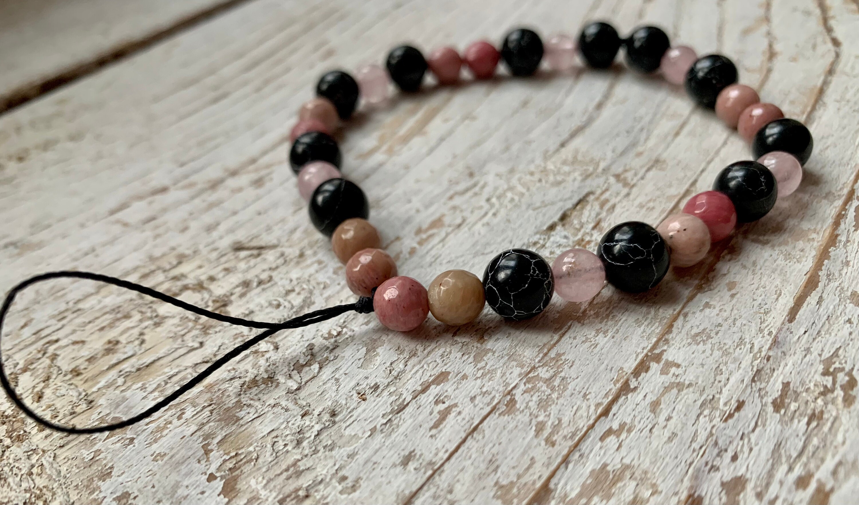 Gri-Gri Magique Autisme, en Perles Rhodonite, Agathe Noire et Quartz Rose