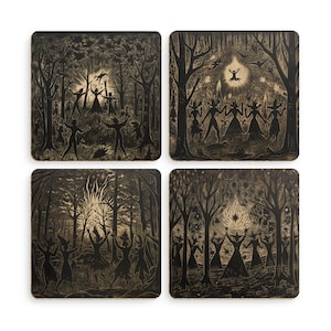 Puede incluir: Juego de cuatro posavasos cuadrados con una escena de bosque en negro y dorado. La obra de arte representa figuras silueteadas en un bosque, con árboles y una fuente de luz central. Los posavasos están hechos de un material duradero.