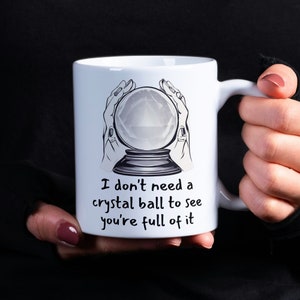 Taza divertida de adivino, bola de cristal, tarot, no necesito una bola de cristal para ver que estás lleno de ella, lleno de mierda taza grosera taza de broma de oficina
