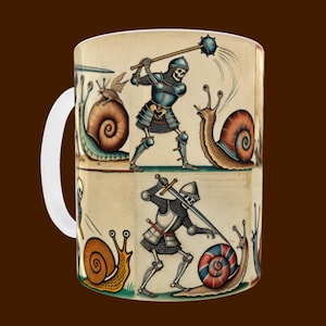 Mug médiéval Marginalia Mug chevaliers squelettes vs escargots, cadeau pour professeur d'histoire, art manuscrit médiéval, bestiaire médiéval, tasse Dark Academia