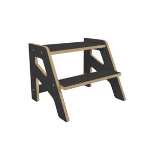 Può includere: Uno sgabello a gradini in legno nero con due gradini. Lo sgabello è realizzato in compensato e ha un design semplice e moderno.