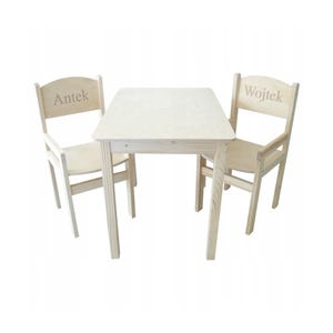 Mesa conjunto com guarda-roupa e 2 cadeiras de gravação com móveis - Meubles de madeira para crianças personalizados
