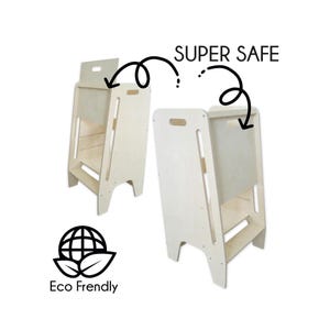 Könnte beinhalten: Ein Holztreppenhocker mit Sicherheitsbügel und Ablage. Der Hocker ist aus Naturholz gefertigt und umweltfreundlich. Der Hocker ist für Kinder sicher konzipiert und mit "SUPER SAFE" gekennzeichnet.