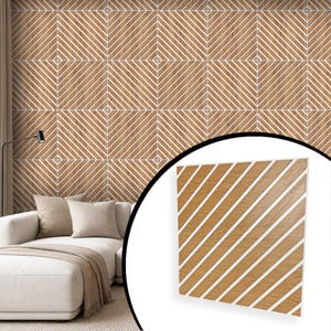 Könnte beinhalten: Holz-Wandpaneele mit einem sich wiederholenden geometrischen Muster aus diagonalen Linien in Hellbraun mit weißen Akzenten. Die Paneele sind an einer Wand installiert, mit einem Sofa und einer Lampe im Hintergrund.