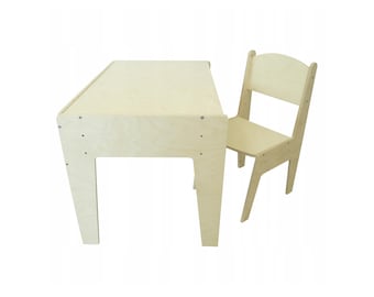 Può includere: Un set tavolo e sedia per bambini in legno chiaro. Il tavolo ha un piano rettangolare e quattro gambe. La sedia ha uno schienale curvo e quattro gambe.