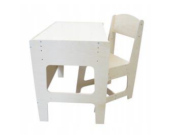 Può includere: Un set scrivania e sedia in legno chiaro. La scrivania ha un piano rettangolare e un design ritagliato sulle gambe. La sedia ha uno schienale curvo e un design semplice e robusto. Il set è realizzato in legno non rifinito.