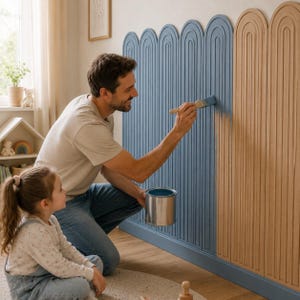 Könnte beinhalten: Ein Wandpaneelsystem mit einer Reihe von vertikalen, bogenförmigen, geriffelten Holzleisten. Die Paneele sind teilweise in mattem Blau gestrichen, während die übrigen Abschnitte eine natürliche helle Holzoberfläche aufweisen und ein Muster bilden.